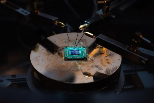 混合CMOS芯片堆叠层数大幅提升 有助电子设备小型化和性能提升